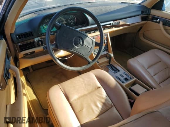 ✅ 1985 Mercedes-Benz 500 • VIN: WDBCA44D5FA143302 • Lot: 86618514. Wystawiony na Copart z przebiegiem 115 565 mil. Bezpłatny archiwum sprzedaży aukcyjnych z USA i szczegółowy raport historii pojazdu na DreamBid. Zdjęcie 8.