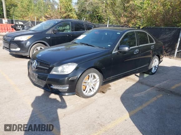 ✅ 2013 Mercedes-Benz C 300 Sport • VIN: WDDGF8AB3DR296537 • Лот: 43348651. Опубликован ранее на IAAI с пробегом 145 633 миль. Бесплатный доступ к архиву аукционных продаж из США и подробный отчёт об истории автомобиля на DreamBid. Изображение 2.
