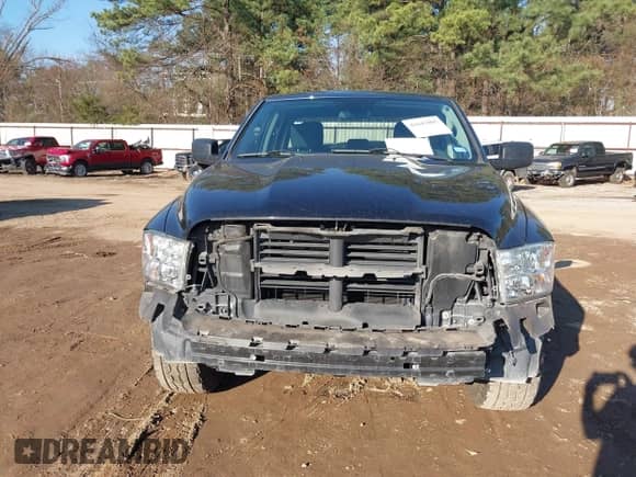 2018 Ram 1500 Tradesman z VIN 1C6RR6FT9JS171232, wystawiony jako IAAI lot #41647005 z przebiegiem 72 896 mil mil oraz . Historia ofert i sprzedaży dostępna na DreamBid. Obrazek 6.