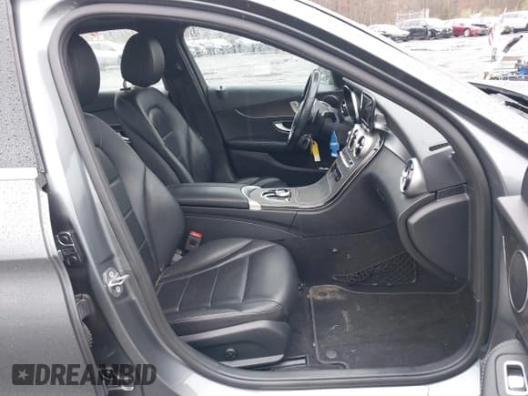 ✅ 2019 Mercedes-Benz C 300 • VIN: 55SWF8EBXKU291272 • Lot: 41976071. Wystawiony na IAAI z przebiegiem 59 100 mil. Bezpłatny archiwum sprzedaży aukcyjnych z USA i szczegółowy raport historii pojazdu na DreamBid. Zdjęcie 5.