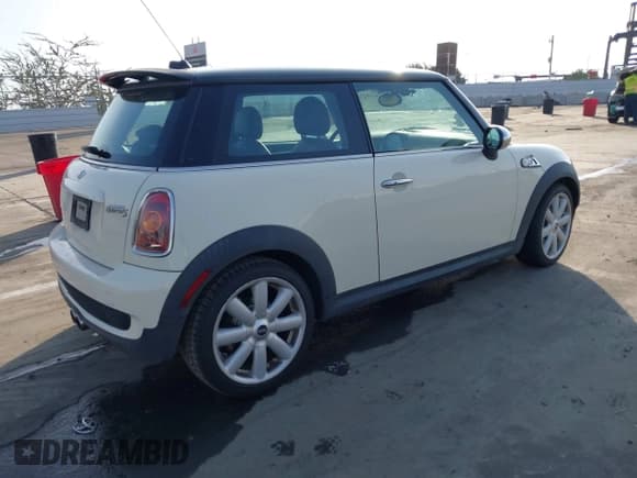 ✅ 2007 MINI Hardtop S • VIN: WMWMF73547TL92521 • Lot: 41492102. Listed on IAAI with 114,389 mi. Free auction sales archive from the USA and detailed vehicle history report at DreamBid. Image 4.