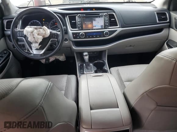 ✅ 2019 Toyota Highlander Limited Platinum • VIN: 5TDDZRFHXKS942047 • Lot: 84582795. Listed on Copart with 64,766 mi. Free auction sales archive from the USA and detailed vehicle history report at DreamBid. Image 8.