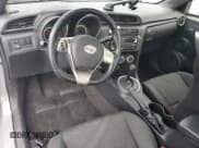 ✅ 2013 Scion tC • VIN: JTKJF5C72D3063171 • Lot: 82695835. Wystawiony na Copart z przebiegiem 95 193 mil. Bezpłatny archiwum sprzedaży aukcyjnych z USA i szczegółowy raport historii pojazdu na DreamBid. Zdjęcie 8.