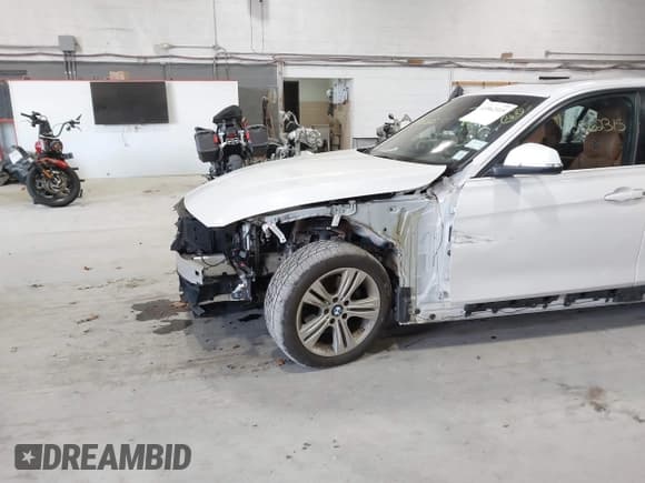 ✅ 2017 BMW 3 Series 330i xDrive • VIN: WBA8D9G39HNU62404 • Lot: 43562315. Wystawiony na IAAI z przebiegiem 126 662 mil. Bezpłatny archiwum sprzedaży aukcyjnych z USA i szczegółowy raport historii pojazdu na DreamBid. Zdjęcie 6.