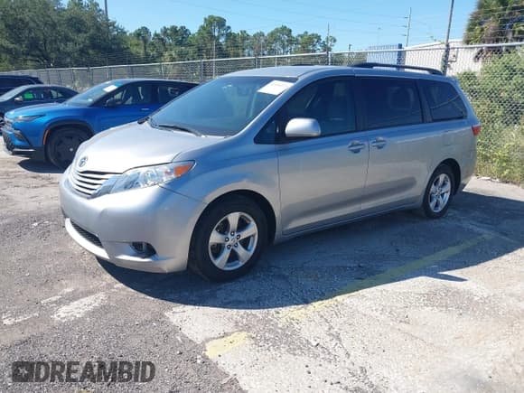 ✅ 2017 Toyota Sienna LE • VIN: 5TDKZ3DC1HS801470 • Lot: 43436973. Wystawiony na IAAI z przebiegiem 134 974 mil. Bezpłatny archiwum sprzedaży aukcyjnych z USA i szczegółowy raport historii pojazdu na DreamBid. Zdjęcie 2.