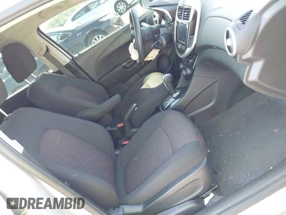 2020 Chevrolet Sonic LT z VIN 1G1JD6SB2L4103288, wystawiony jako IAAI lot #42551085 z przebiegiem 34 845 mil mil oraz . Historia ofert i sprzedaży dostępna na DreamBid. Obrazek 5.