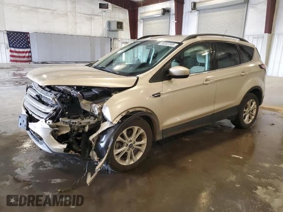 ✅ 2018 Ford Escape SE • VIN: 1FMCU9GD0JUA28062 • Лот: 90302305. Опубликован ранее на Copart с пробегом 107 890 миль. Бесплатный доступ к архиву аукционных продаж из США и подробный отчёт об истории автомобиля на DreamBid. Изображение 1.