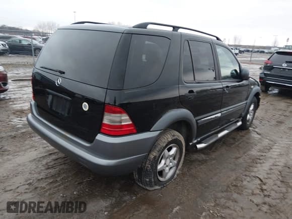 ✅ 1998 Mercedes-Benz M 320/430/500 • VIN: 4JGAB54EXWA012141 • Lot: 43884204. Listed on IAAI with 250,945 mi. Free auction sales archive from the USA and detailed vehicle history report at DreamBid. Image 4.