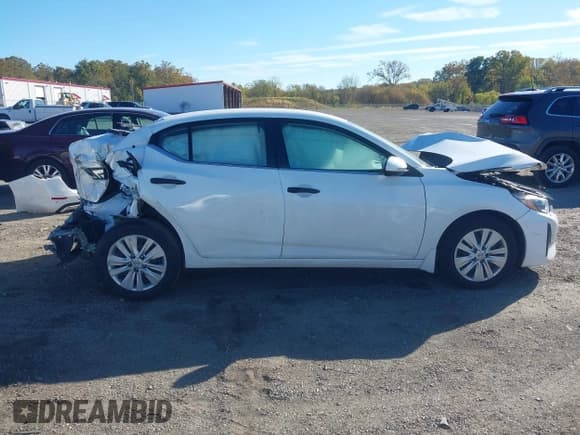 ✅ 2024 Nissan Sentra S • VIN: 3N1AB8BV9RY319070 • Lot: 43462620. Listed on IAAI with 22,452 mi. Free auction sales archive from the USA and detailed vehicle history report at DreamBid. Image 13.