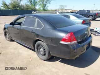 2013 Chevrolet Impala Police z VIN 2G1WD5E31D1256682, wystawiony jako IAAI lot #42276990 z przebiegiem 148 251 mil mil oraz . Historia ofert i sprzedaży dostępna na DreamBid. Obrazek 3.