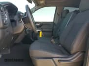 ✅ 2020 Chevrolet Silverado 1500 Custom Trail Boss • VIN: 1GCPYCEF2LZ183259 • Lot: 68073434. Wystawiony na Copart z przebiegiem 54 947 mil. Bezpłatny archiwum sprzedaży aukcyjnych z USA i szczegółowy raport historii pojazdu na DreamBid. Zdjęcie 7.