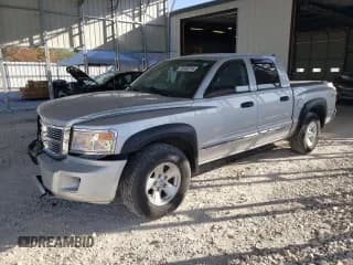 ✅ 2008 Dodge Dakota Laramie • VIN: 1D7HW58N28S634673 • Lot: 76100714. Wystawiony na Copart z przebiegiem 167 915 mil. Bezpłatny archiwum sprzedaży aukcyjnych z USA i szczegółowy raport historii pojazdu na DreamBid. Zdjęcie 1.