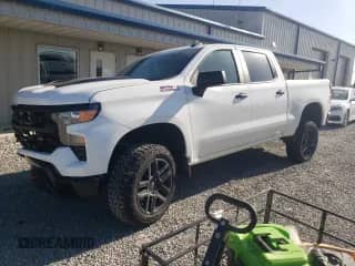 2024 Chevrolet Silverado 1500 Custom Trail Boss z VIN 3GCPDCEK5RG334807, wystawiony jako Copart lot #53240155 z przebiegiem Nie podano mil oraz Szkoda całkowita • Salvage title. Historia ofert i sprzedaży dostępna na DreamBid. Obrazek 1.