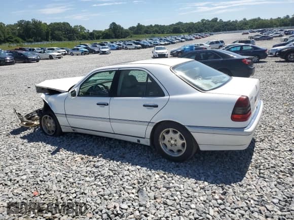 ✅ 1998 Mercedes-Benz C 230/260/280/320 • VIN: WDBHA23G0WA608980 • Lot: 64308315. Wystawiony na Copart z przebiegiem 176 172 mil. Bezpłatny archiwum sprzedaży aukcyjnych z USA i szczegółowy raport historii pojazdu na DreamBid. Zdjęcie 2.