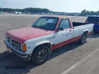 1988 Dodge Dakota z VIN 1B7FN14X4JS766943, wystawiony jako IAAI lot #42588206 z przebiegiem 183 527 mil mil oraz . Historia ofert i sprzedaży dostępna na DreamBid. Obrazek 2.