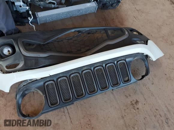 ✅ 2018 Jeep Renegade Trailhawk • VIN: ZACCJBCB3JPH98993 • Lot: 86333175. Wystawiony na Copart z przebiegiem Nie podano. Bezpłatny archiwum sprzedaży aukcyjnych z USA i szczegółowy raport historii pojazdu na DreamBid. Zdjęcie 13.