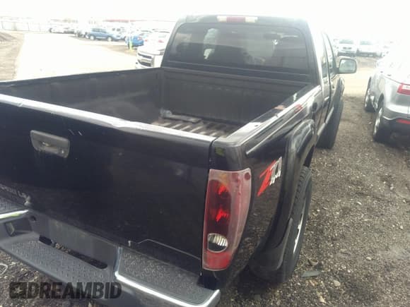 ✅ 2004 Chevrolet Colorado LS Z71 • VIN: 1GCDT196948105715 • Lot: 31924071. Listed on IAAI with 326 mi. Free auction sales archive from the USA and detailed vehicle history report at DreamBid. Image 4.