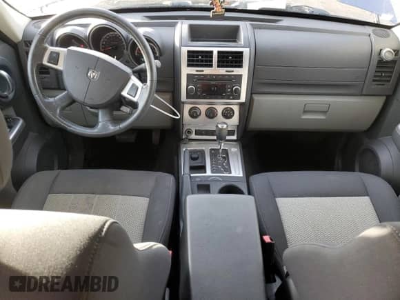 2010 Dodge Nitro SXT z VIN 1D4PU5GK4AW127309, wystawiony jako Copart lot #77405514 z przebiegiem 247 526 mil mil oraz Czysty tytuł • Clean title. Historia ofert i sprzedaży dostępna na DreamBid. Obrazek 8.