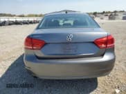 ✅ 2012 Volkswagen Passat S • VIN: 1VWAP7A35CC077092 • Lot: 81045455. Wystawiony na Copart z przebiegiem 210 498 mil. Bezpłatny archiwum sprzedaży aukcyjnych z USA i szczegółowy raport historii pojazdu na DreamBid. Zdjęcie 6.