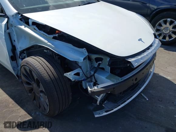 ✅ 2025 Tesla Model Y Performance • VIN: 7SAYGDEF2SF298271 • Lot: 43131914. Wystawiony na IAAI z przebiegiem 7 716 mil. Bezpłatny archiwum sprzedaży aukcyjnych z USA i szczegółowy raport historii pojazdu na DreamBid. Zdjęcie 19.