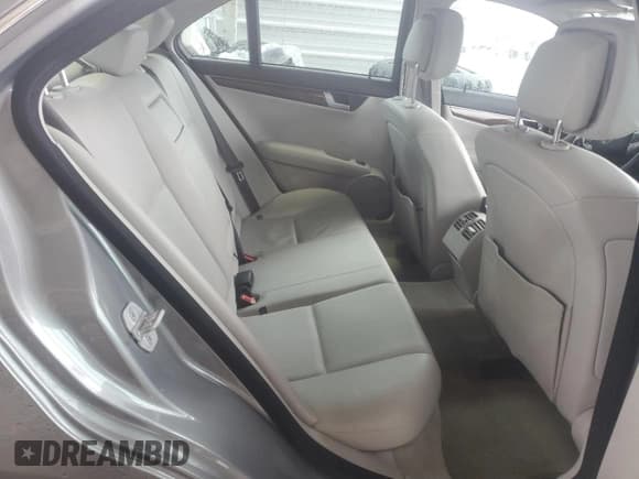 ✅ 2013 Mercedes-Benz C 250 Sport • VIN: WDDGF4HB4DG104052 • Lot: 85407905. Wystawiony na Copart z przebiegiem 133 077 mil. Bezpłatny archiwum sprzedaży aukcyjnych z USA i szczegółowy raport historii pojazdu na DreamBid. Zdjęcie 10.