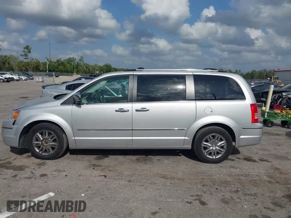 ✅ 2009 Chrysler Town & Country Limited • VIN: 2A8HR64X59R561518 • Lot: 41912572. Wystawiony na IAAI z przebiegiem 165 518 mil. Bezpłatny archiwum sprzedaży aukcyjnych z USA i szczegółowy raport historii pojazdu na DreamBid. Zdjęcie 14.