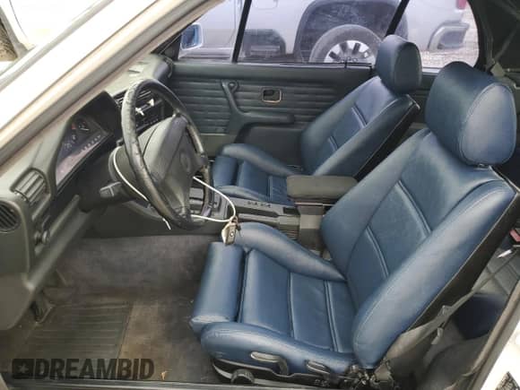 1992 BMW 3 Series z VIN WBABB2317NEC29787, wystawiony jako Copart lot #74238544 z przebiegiem 159 697 mil mil oraz Czysty tytuł • Clean title. Historia ofert i sprzedaży dostępna na DreamBid. Obrazek 7.