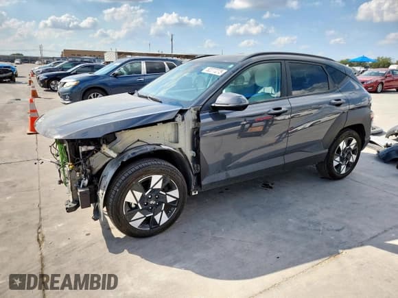 ✅ 2024 Hyundai Kona SEL • VIN: KM8HB3AB7RU122404 • Лот: 82277275. Опубликован ранее на Copart с пробегом 12 869 миль. Бесплатный доступ к архиву аукционных продаж из США и подробный отчёт об истории автомобиля на DreamBid. Изображение 1.