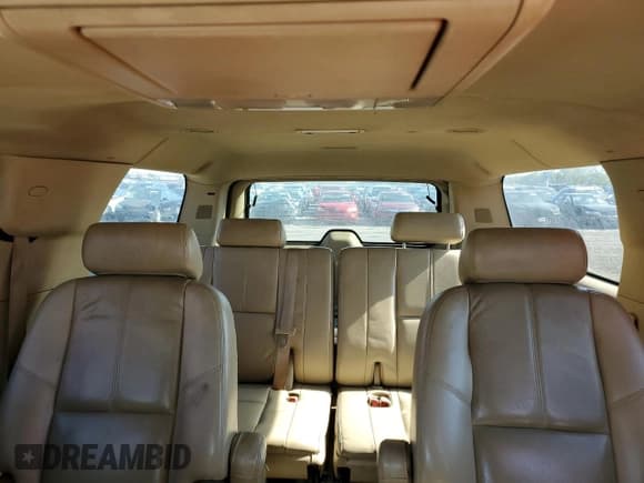 ✅ 2007 Chevrolet Suburban LTZ • VIN: 3GNFK16387G298631 • Lot: 74700834. Wystawiony na Copart z przebiegiem 262 681 mil. Bezpłatny archiwum sprzedaży aukcyjnych z USA i szczegółowy raport historii pojazdu na DreamBid. Zdjęcie 10.