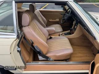 ✅ 1985 Mercedes-Benz 380 • VIN: WDBBA45C3FA034600 • Lot: 93280875. Wystawiony na Copart z przebiegiem 89 101 mil. Bezpłatny archiwum sprzedaży aukcyjnych z USA i szczegółowy raport historii pojazdu na DreamBid. Zdjęcie 5.