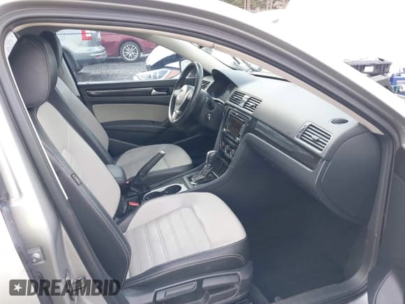 ✅ 2014 Volkswagen Passat SE • VIN: 1VWBT7A31EC100743 • Lot: 41786342. Wystawiony na IAAI z przebiegiem 99 338 mil. Bezpłatny archiwum sprzedaży aukcyjnych z USA i szczegółowy raport historii pojazdu na DreamBid. Zdjęcie 5.