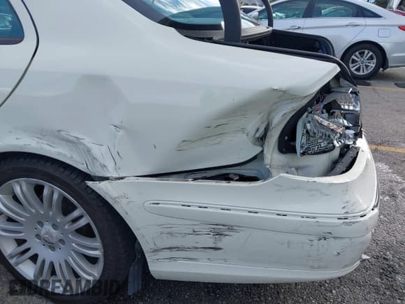 ✅ 2008 Mercedes-Benz E 350 Luxury • VIN: WDBUF56X58B193066 • Lot: 43769838. Wystawiony na IAAI z przebiegiem 165 573 mil. Bezpłatny archiwum sprzedaży aukcyjnych z USA i szczegółowy raport historii pojazdu na DreamBid. Zdjęcie 6.