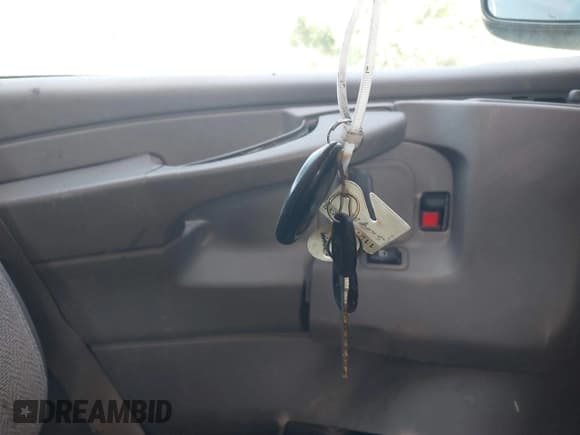 ✅ 2012 Chevrolet Express Cargo • VIN: 1GCWGFCA8C1181277 • Lot: 42538758. Wystawiony na IAAI z przebiegiem Nie podano. Bezpłatny archiwum sprzedaży aukcyjnych z USA i szczegółowy raport historii pojazdu na DreamBid. Zdjęcie 11.