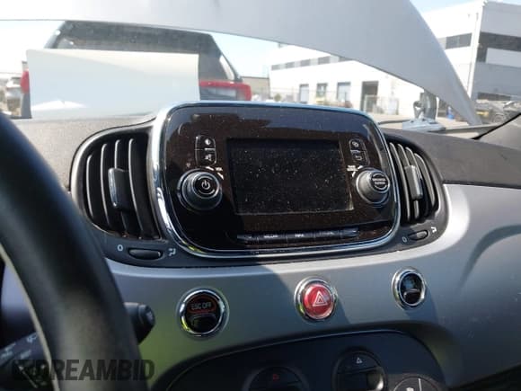 ✅ 2019 FIAT 500e • VIN: 3C3CFFGE1KT803264 • Lot: 42637365. Wystawiony na IAAI z przebiegiem 61 485 mil. Bezpłatny archiwum sprzedaży aukcyjnych z USA i szczegółowy raport historii pojazdu na DreamBid. Zdjęcie 18.