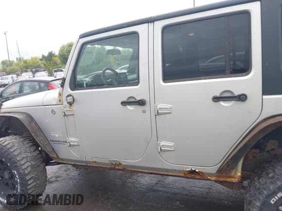 ✅ 2008 Jeep Wrangler Unlimited Sahara • VIN: 1J4GA59148L617989 • Lot: 43095265. Wystawiony na IAAI z przebiegiem 153 328 mil. Bezpłatny archiwum sprzedaży aukcyjnych z USA i szczegółowy raport historii pojazdu na DreamBid. Zdjęcie 14.