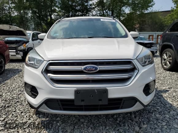 ✅ 2017 Ford Escape SE • VIN: 1FMCU9GDXHUB33878 • Lot: 60756895. Wystawiony na Copart z przebiegiem 131 240 mil. Bezpłatny archiwum sprzedaży aukcyjnych z USA i szczegółowy raport historii pojazdu na DreamBid. Zdjęcie 5.