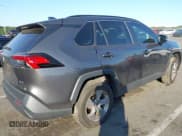 ✅ 2022 Toyota RAV4 XLE • VIN: 2T3W1RFV3NC196552 • Lot: 43136826. Wystawiony na IAAI z przebiegiem 26 833 mil. Bezpłatny archiwum sprzedaży aukcyjnych z USA i szczegółowy raport historii pojazdu na DreamBid. Zdjęcie 4.