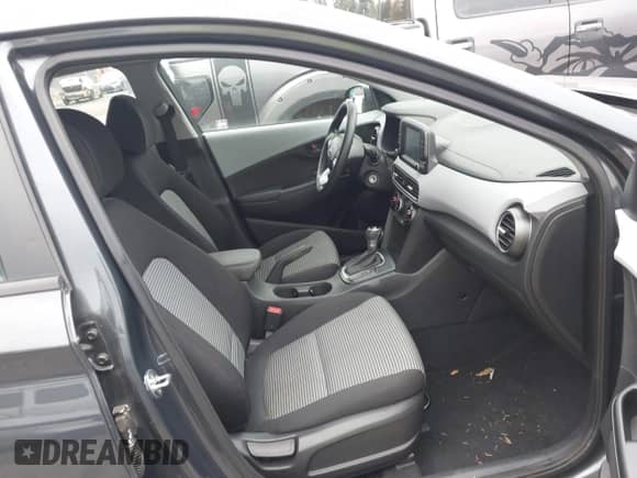 2019 Hyundai Kona SE z VIN KM8K12AA1KU268376, wystawiony jako IAAI lot #43570515 z przebiegiem 69 560 mil mil oraz . Historia ofert i sprzedaży dostępna na DreamBid. Obrazek 5.