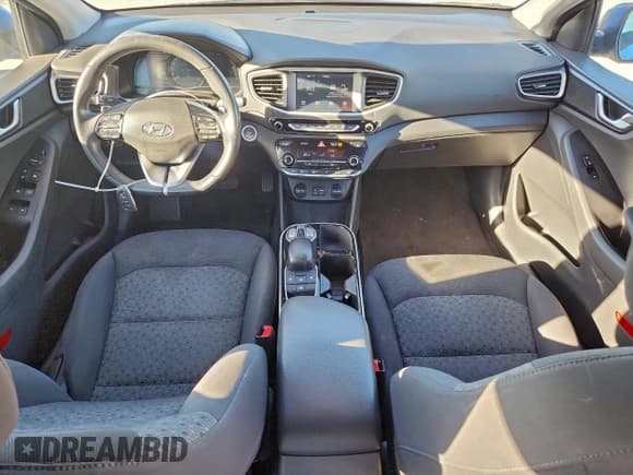 ✅ 2017 Hyundai Ioniq • VIN: KMHC75LH6HU009230 • Lot: 96611585. Wystawiony na Copart z przebiegiem 92 191 mil. Bezpłatny archiwum sprzedaży aukcyjnych z USA i szczegółowy raport historii pojazdu na DreamBid. Zdjęcie 8.