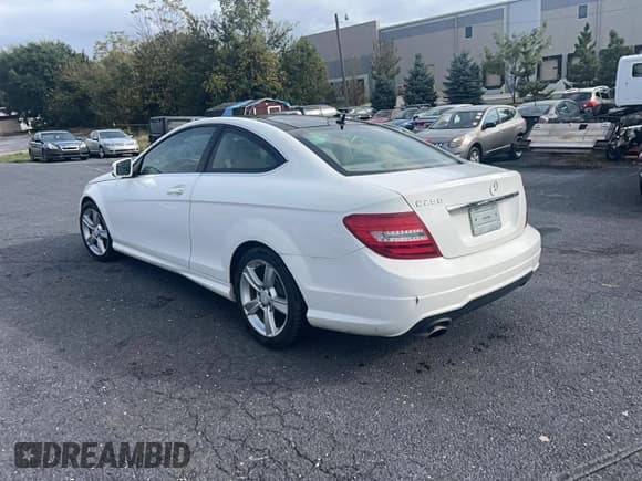 ✅ 2014 Mercedes-Benz C 250 • VIN: WDDGJ4HB1EG283988 • Lot: 86598175. Wystawiony na Copart z przebiegiem 139 842 mil. Bezpłatny archiwum sprzedaży aukcyjnych z USA i szczegółowy raport historii pojazdu na DreamBid. Zdjęcie 3.
