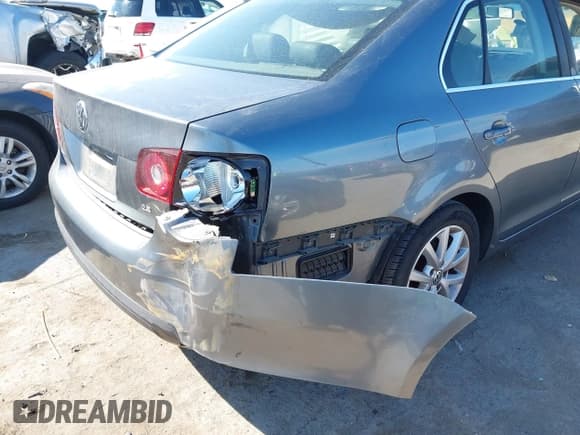 ✅ 2010 Volkswagen Jetta SE • VIN: 3VWRX7AJ8AM067959 • Lot: 43174956. Listed on IAAI with 221,168 mi. Free auction sales archive from the USA and detailed vehicle history report at DreamBid. Image 12.