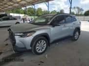 ✅ 2025 Toyota Corolla Cross LE • VIN: 7MUCAAAG7SV131038 • Лот: 64642335. Опубликован ранее на Copart с пробегом 6 689 миль. Бесплатный доступ к архиву аукционных продаж из США и подробный отчёт об истории автомобиля на DreamBid. Изображение 1.