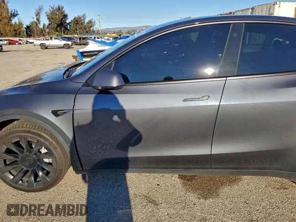 ✅ 2022 Tesla Model Y Long Range • VIN: 7SAYGDEE4NF446397 • Lot: 94078825. Wystawiony na Copart z przebiegiem Nie podano. Bezpłatny archiwum sprzedaży aukcyjnych z USA i szczegółowy raport historii pojazdu na DreamBid. Zdjęcie 7.