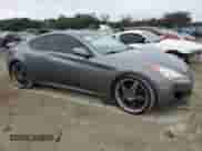 2010 Hyundai Genesis Coupe z VIN KMHHT6KDXAU030948, wystawiony jako Copart lot #81177004 z przebiegiem 160 627 mil mil oraz Nie do naprawy • Non repairable. Historia ofert i sprzedaży dostępna na DreamBid. Obrazek 4.