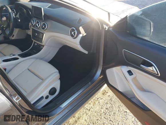 ✅ 2016 Mercedes-Benz CLA 250 • VIN: WDDSJ4EB8GN328051 • Lot: 43918493. Wystawiony na IAAI z przebiegiem 72 499 mil. Bezpłatny archiwum sprzedaży aukcyjnych z USA i szczegółowy raport historii pojazdu na DreamBid. Zdjęcie 5.