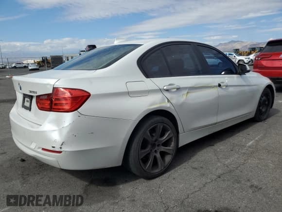 ✅ 2015 BMW 3 Series 328i • VIN: WBA3A5G57FNS87841 • Lot: 85920085. Wystawiony na Copart z przebiegiem 128 246 mil. Bezpłatny archiwum sprzedaży aukcyjnych z USA i szczegółowy raport historii pojazdu na DreamBid. Zdjęcie 3.