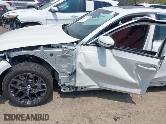 ✅ 2025 BMW 3 Series 330i xDrive • VIN: 3MW89CW06S8F29928 • Lot: 42484576. Wystawiony na IAAI z przebiegiem 2 260 mil. Bezpłatny archiwum sprzedaży aukcyjnych z USA i szczegółowy raport historii pojazdu na DreamBid. Zdjęcie 6.