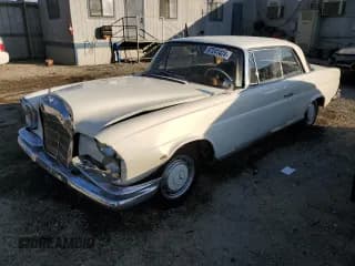 ✅ 1962 Mercedes-Benz 220 • VIN: 11102110036117 • Lot: 87241424. Wystawiony na Copart z przebiegiem 71 007 mil. Bezpłatny archiwum sprzedaży aukcyjnych z USA i szczegółowy raport historii pojazdu na DreamBid. Zdjęcie 1.
