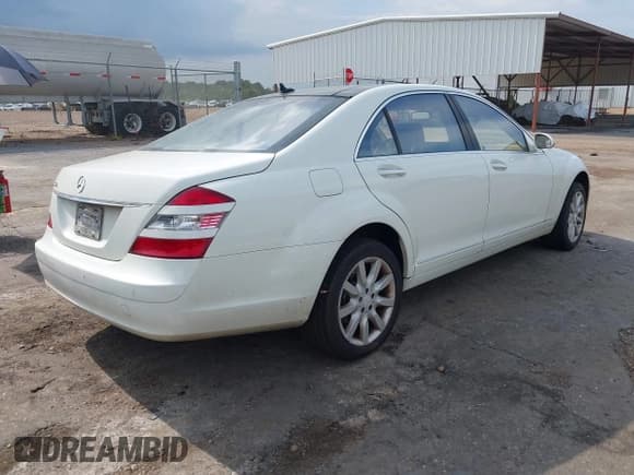 ✅ 2008 Mercedes-Benz S 550 • VIN: WDDNG71X68A192851 • Lot: 42869263. Wystawiony na IAAI z przebiegiem 214 011 mil. Bezpłatny archiwum sprzedaży aukcyjnych z USA i szczegółowy raport historii pojazdu na DreamBid. Zdjęcie 4.