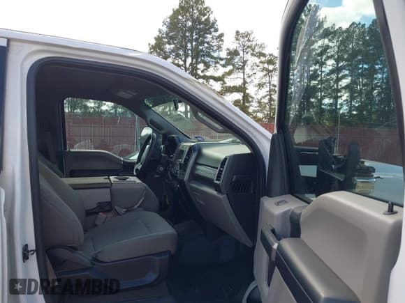 ✅ 2019 Ford F-250 XL • VIN: 1FT7W2BT0KED75750 • Лот: 43685820. Опубликован ранее на IAAI с пробегом 135 718 миль. Бесплатный доступ к архиву аукционных продаж из США и подробный отчёт об истории автомобиля на DreamBid. Изображение 5.